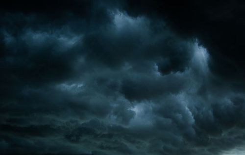 预示,伫立,急促,潜藏的近义词是什么?