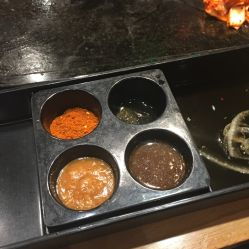 红炉绿蚁新醅酒，红炉拨筋罐