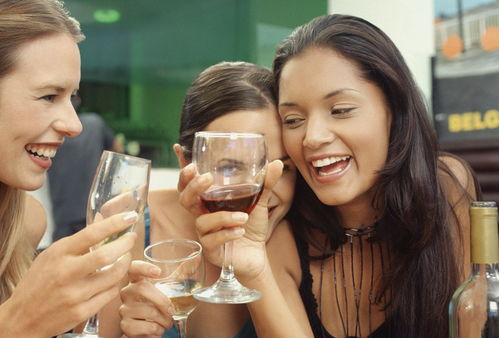 梦见和朋友一起喝酒吃肉什么意思，梦见和朋友一起喝酒喝多了