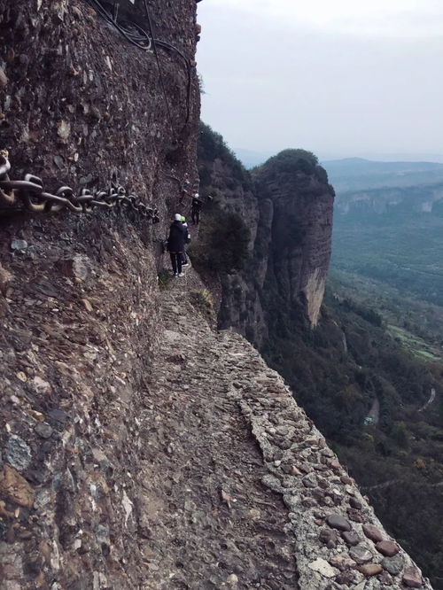 求李白《蜀道难》全文翻译