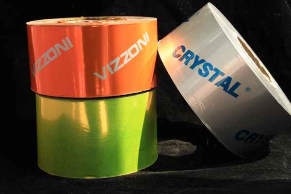 找一段塑料包装带,将包装带撕成细丝后,一端打结,然后用干燥的手顺着细丝