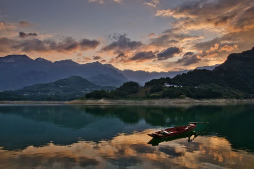 暮江吟的意思简短，暮江吟的意思的诗意