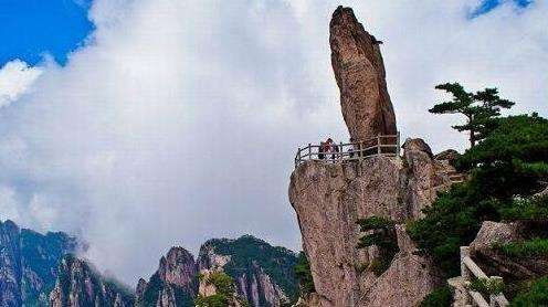 危峰兀立的拼音，群峰兀立的拼音