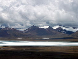 唐古拉山海拔5200米，唐古拉山镇海拔