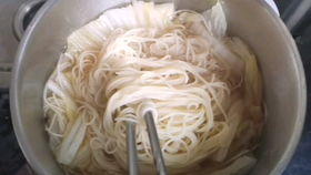 秋天漠漠向昏黑的向什么意思，秋天漠漠向昏黑布衾多年冷似铁