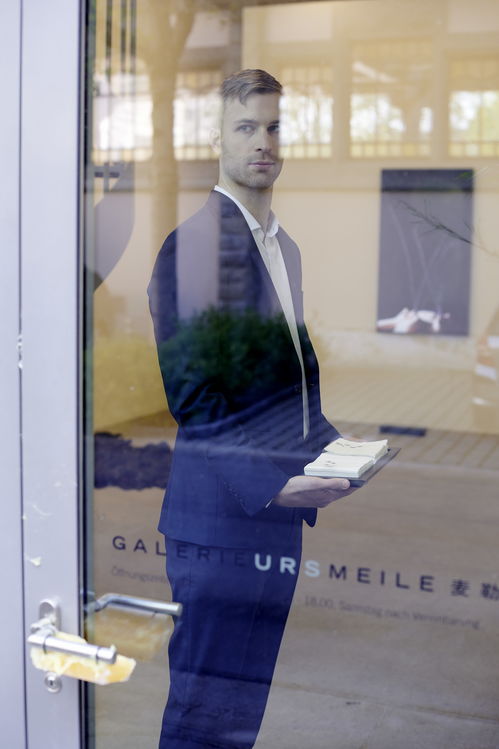 mischievous，people sing and dance