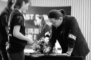 联袂怎么读什么意思