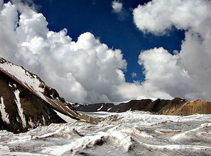 长征途中翻越的第一座人迹罕至的大雪山是什么?