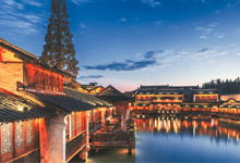 请你用对比的手法写一段话,表现你熟悉的一个人物的个性特点