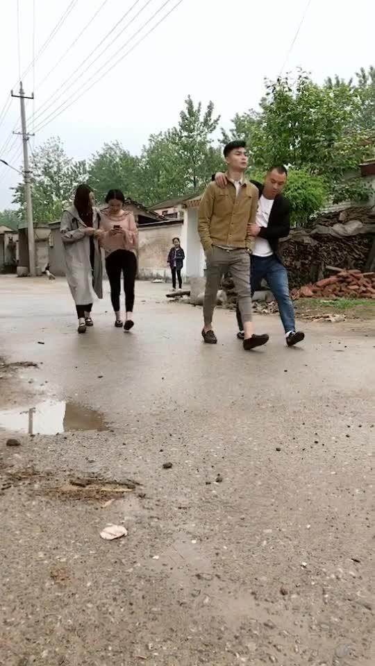 一瘸一拐的意思，一瘸一拐是成语吗