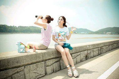 姐妹一起疯一起闹的说说幽默