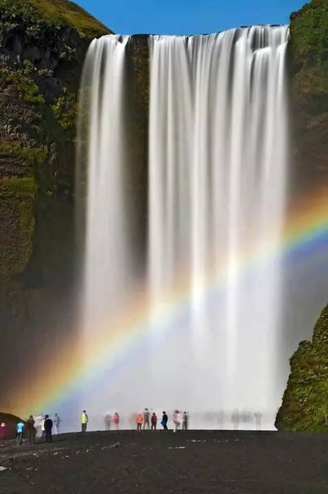 “疑是银河落九天”是哪首诗中的诗句?