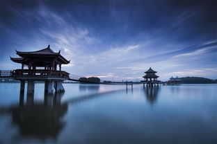 湖光秋月两相和潭面无风镜未磨的诗是什么