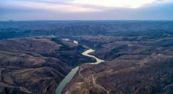 “潭西南而望,斗折蛇行,明灭可见。”这句话怎么翻译?