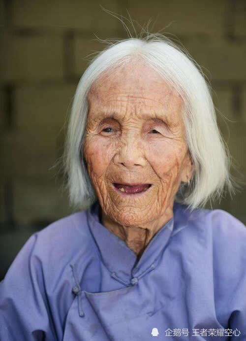 老态龙钟的意思拼音，容光焕发的意思