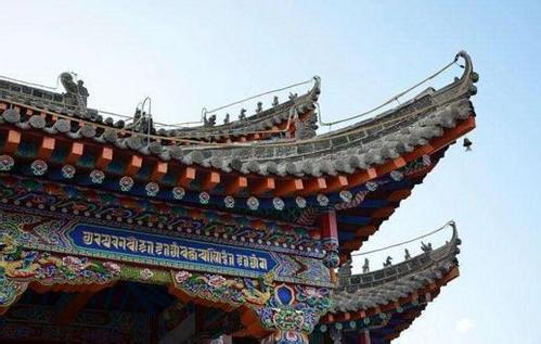 肃穆[sù mù]什么意思?近义词和反义词是什么?英文翻译是什么?