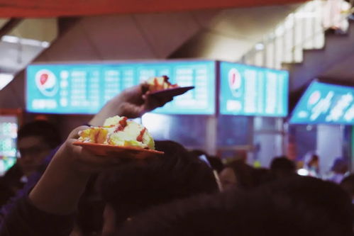 取次花丛懒回顾,半缘修道半缘君。中的取次是什么意思?