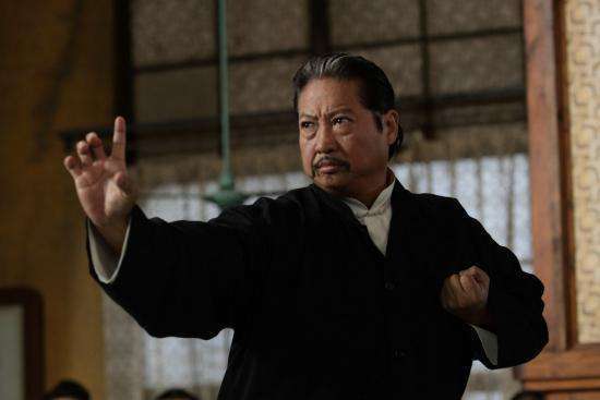 梦见有人拿刀追着砍我躲着了，梦见有人拿刀追着砍我是什么征兆周公解梦