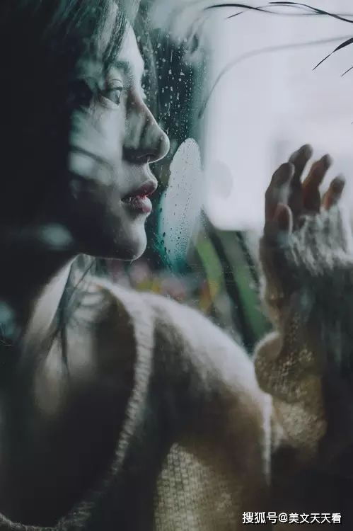 你听寂寞在唱歌是什么歌，你听寂寞在唱歌 轻轻的 狠狠的 歌声是这么残忍 歌词