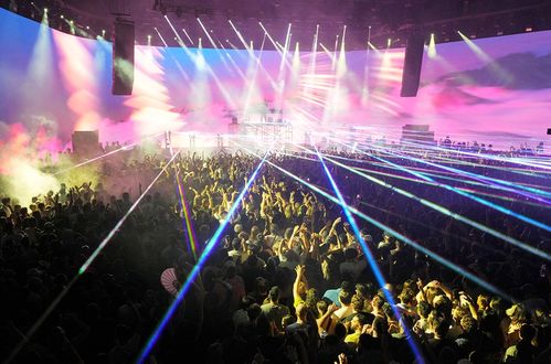 舞池中的人群渐渐散开是什么歌，舞池里mc正在带情绪