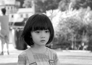 闹哄哄造句，闹哄哄简谱