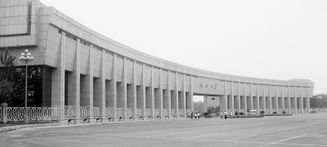 拥有"世界第一门"的校门的是哪个大学