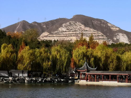 依山傍水的意思，依山傍水的拼音是