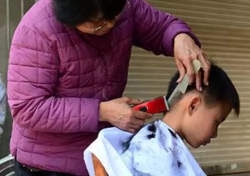 挽起裙子迈开腿上，挽联白事专用对联