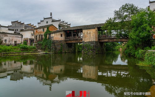 依山傍水是什么意思