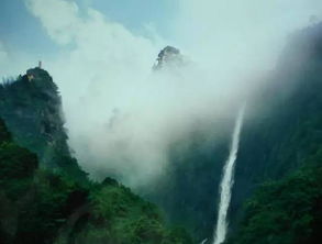 遥看瀑布挂前川的前一句