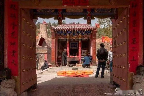 庙门对联大全七字，庙门前的石头狮子很威武很镇静地蹲着缩句