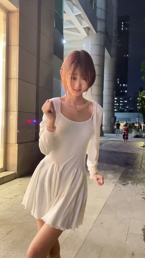 羞答答的玫瑰静悄悄地开 慢慢地绽放她留给我的情怀是什么歌