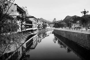 找一本书:《小城春秋》;作者及内容简介。