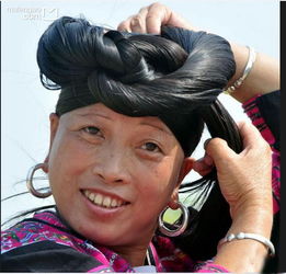 “江作青罗带,山如碧玉簪”这两句诗是谁写下的