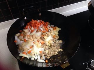 熊猫吃住，熊猫吃肉吗?吃什么肉?