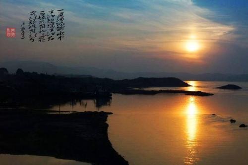 可怜九月初三夜的下一句意思，雪却输梅一段香的上一句