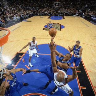 大摇大摆的反义词，大摇大摆的近义词