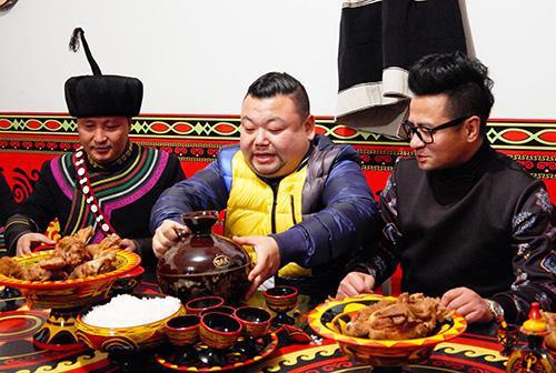 侍的组词和拼音和部首