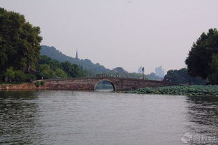 望湖楼下水如天的翻译，望湖楼下水如天是比喻句吗