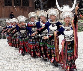 侗族的风俗特色是什么，苗族的风俗有什么