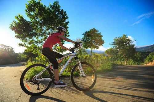 人骑自行车猜成语，一个人骑着自行车猜四个字