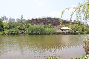 依山傍水的意思