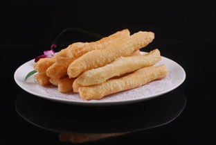 老油条的意思比喻什么人，老油条的意思是夸你还是骂