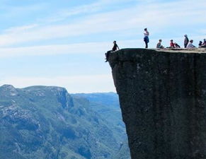 梦见站在悬崖边上快掉下去了，梦见站在悬崖边上行走