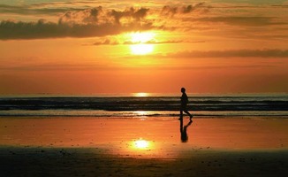 黄昏是不是傍晚的意思，傍晚的意思用一个字表达出来