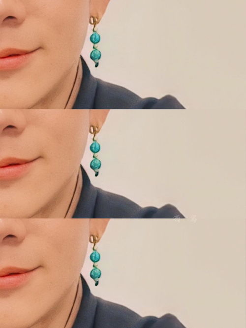 “粉面含春威不露,丹唇未启笑先闻”.