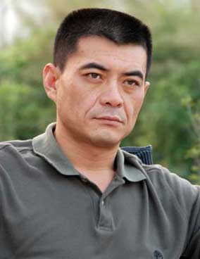 王新军的腿怎么那么弯