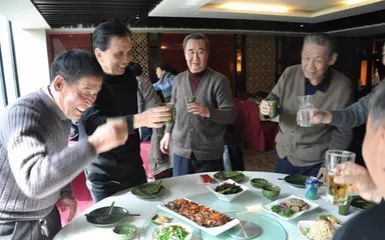 敬长辈的祝酒词简单又幽默，敬长辈的祝酒词简单新年