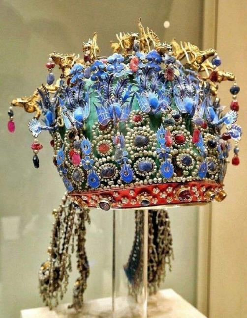 头戴凤冠是什么意思，头戴凤冠有几个生肖