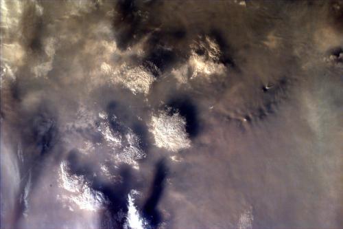 笼罩的意思是什么三年级，雾气笼罩的意思